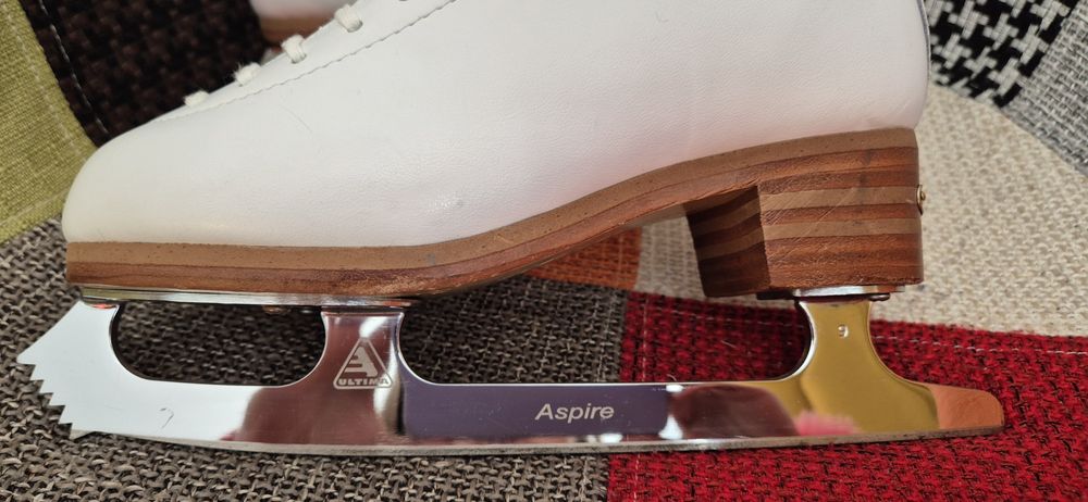 Patine artistice Jackson Freestyle 4 1/2 (35) cu lama Aspire 9