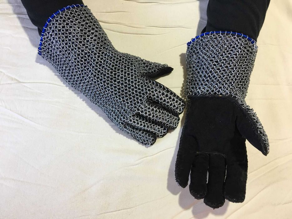 Manusi din zale de inspiratie medievala