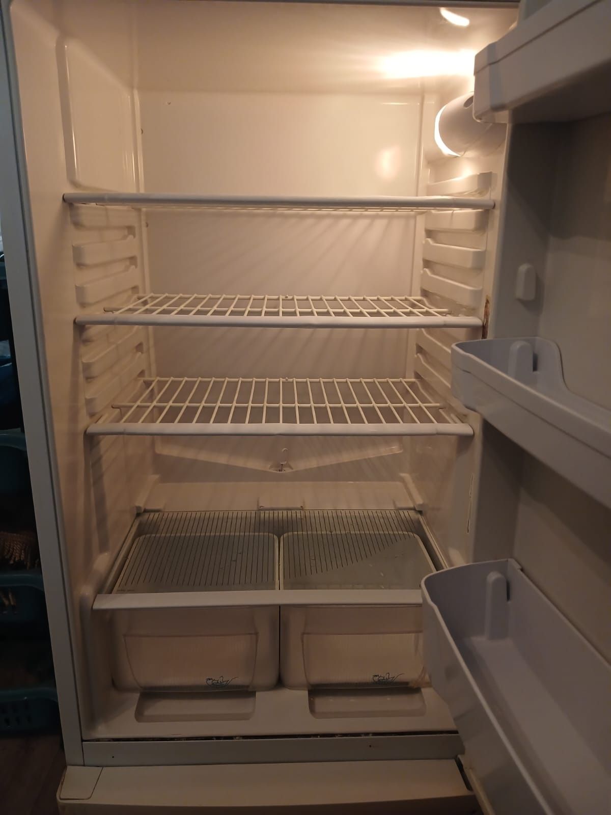 Холодильник indesit