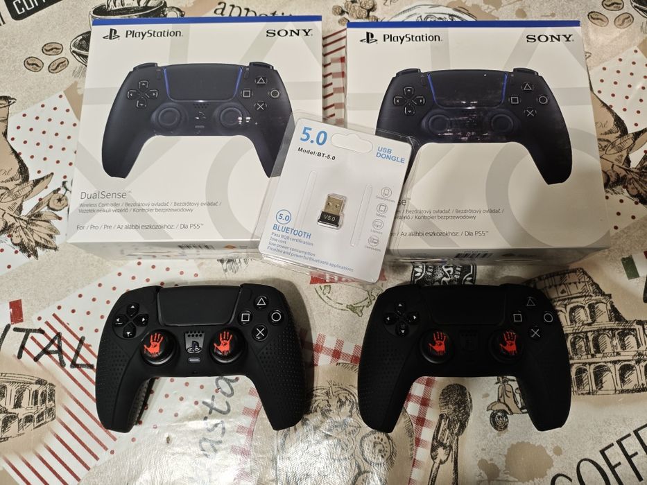 2 шт. геймпада+2 шт. чехла+4 шт. накладки на стики+блютуз адаптер.