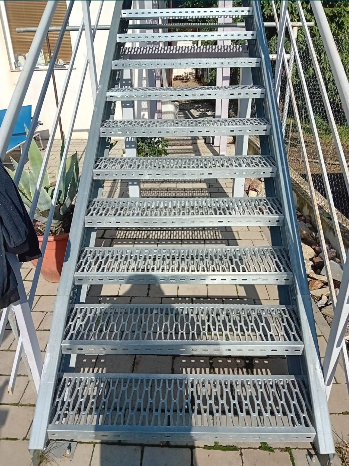 Confectionam scarii metalice zincate exterioare și pentru incendii , p