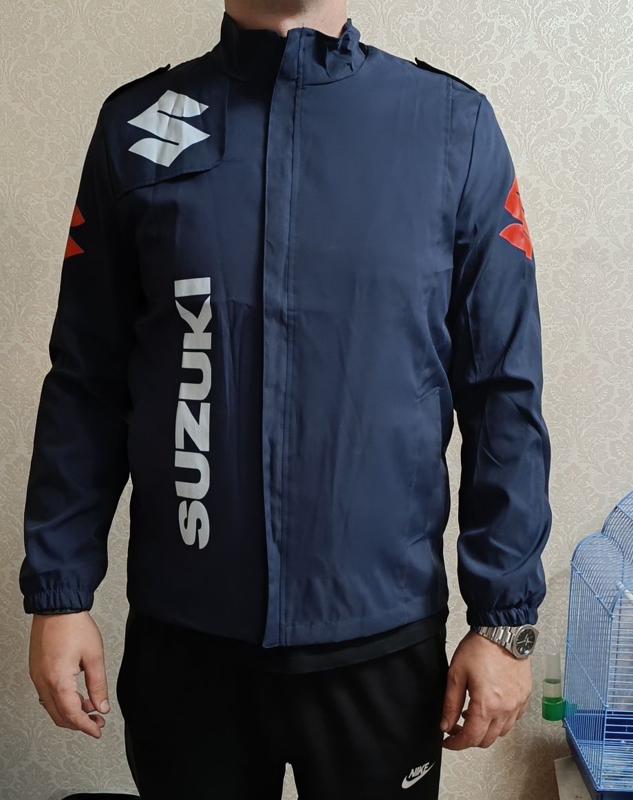 Продам осеннюю ветровку