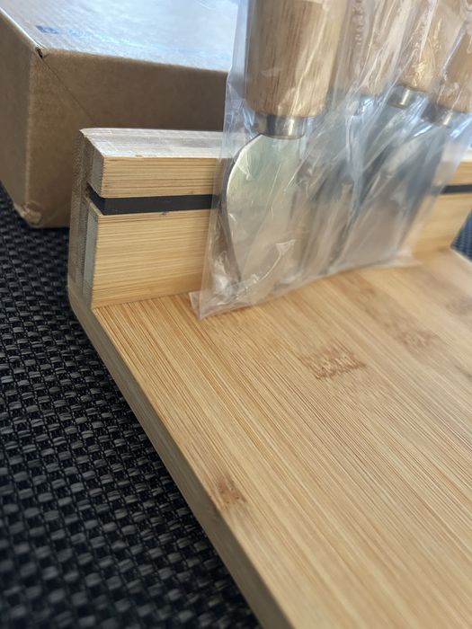 Set gourmet branzeturi cu tocator, 4 cutite + suport magnetic, NOU