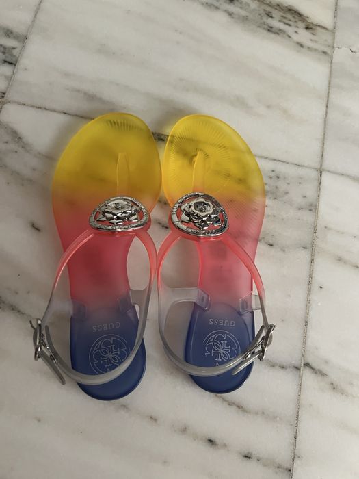 Разноцветни сандали Guess