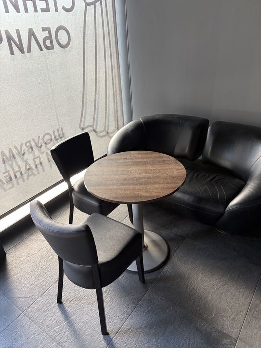 Маса, със стабилна желязна основа и ламиниран плот.