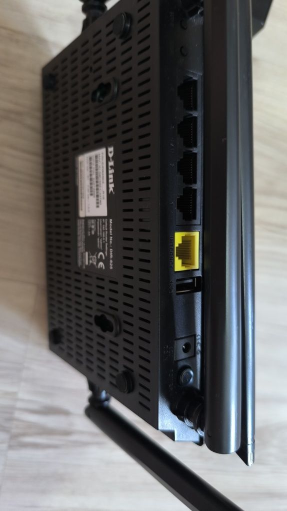 Рутер D-LINK DIR-825