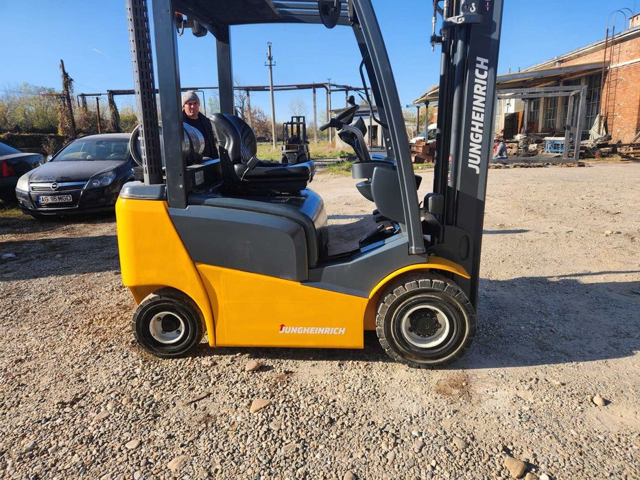 Stivuitor Jungheinrich, an 2015, ridica 1.6 tone la inaltime 3.3 metri