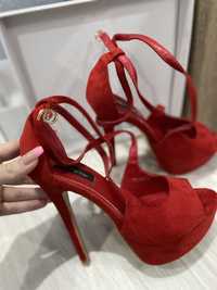 Червени елегантни обувки с каишка