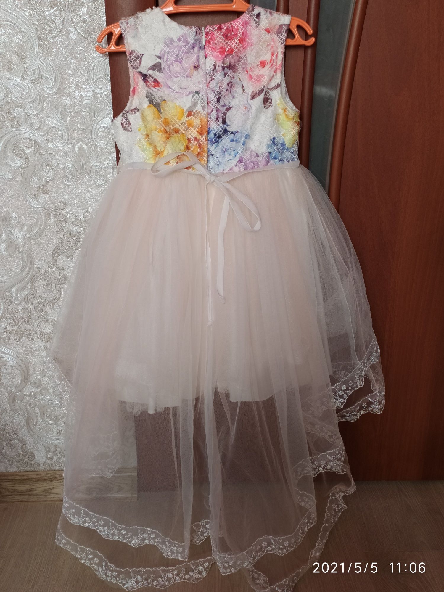 Платье шикарное на девочку(4-7лет) ,одевали один раз,брали за 30000тг.