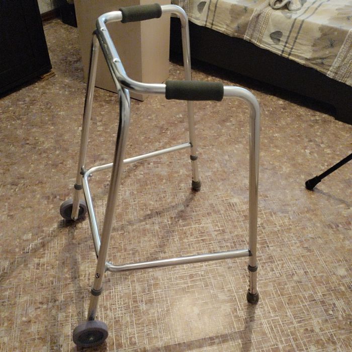 Ходунки из плотного металла на колёсиках