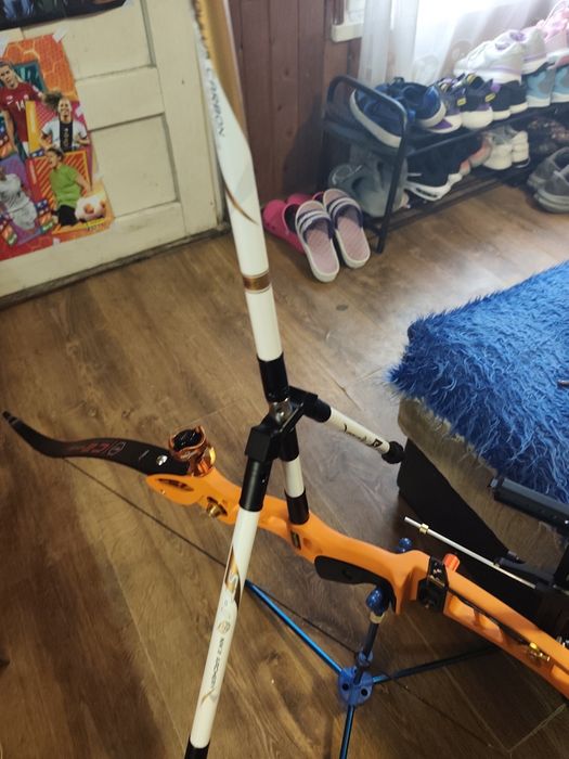 Продавам чисто нов лък напълно оборудван със раница която е чисто нова