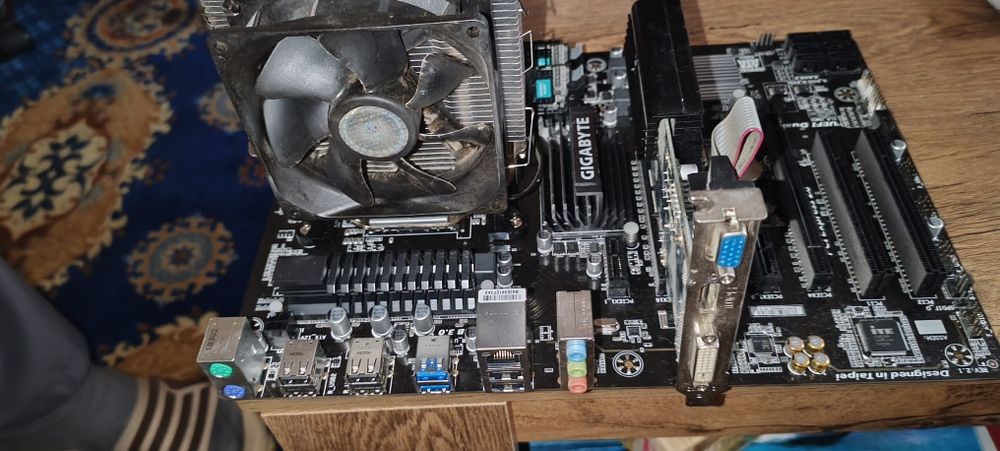 Placa de baza cu procesor