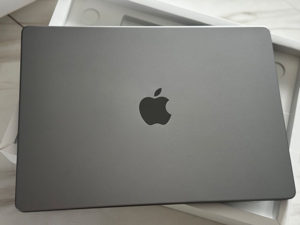MacBook Pro 14 inch display retina M3 chip -512GB ssd -5 cicluri -100%