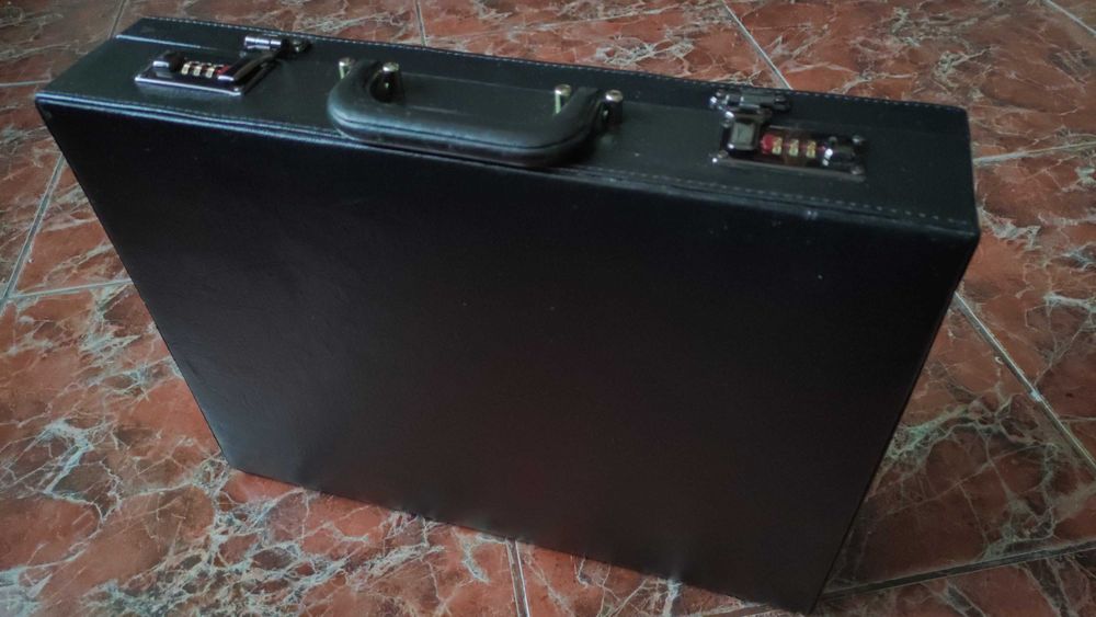 Vand geanta diplomat cu cifru