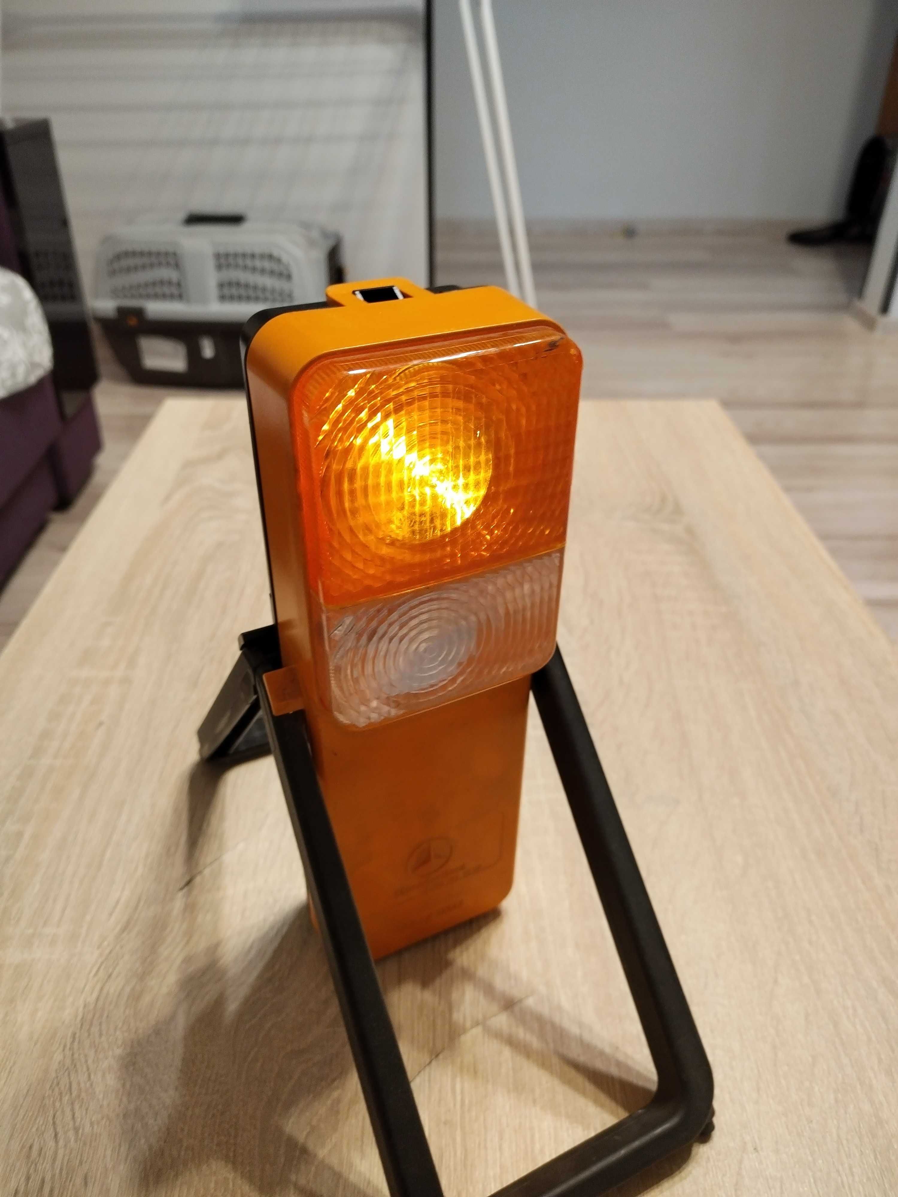 Lanterna auto cu semnal luminos portocaliu intermitent