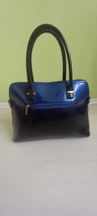 Дамска чанта/синьо-черен лак