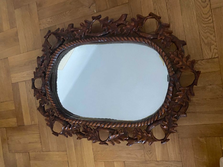 Oglinda, lampadar, lustra, toate sculptate manual.