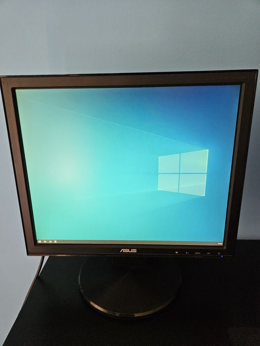 Продавам монитор Asus 17"