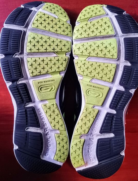 Adidași Kalenji ușori și respirabili