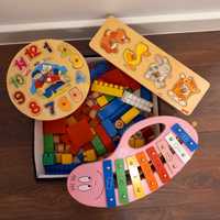 Ксилофон и дървени играчки за малко дете