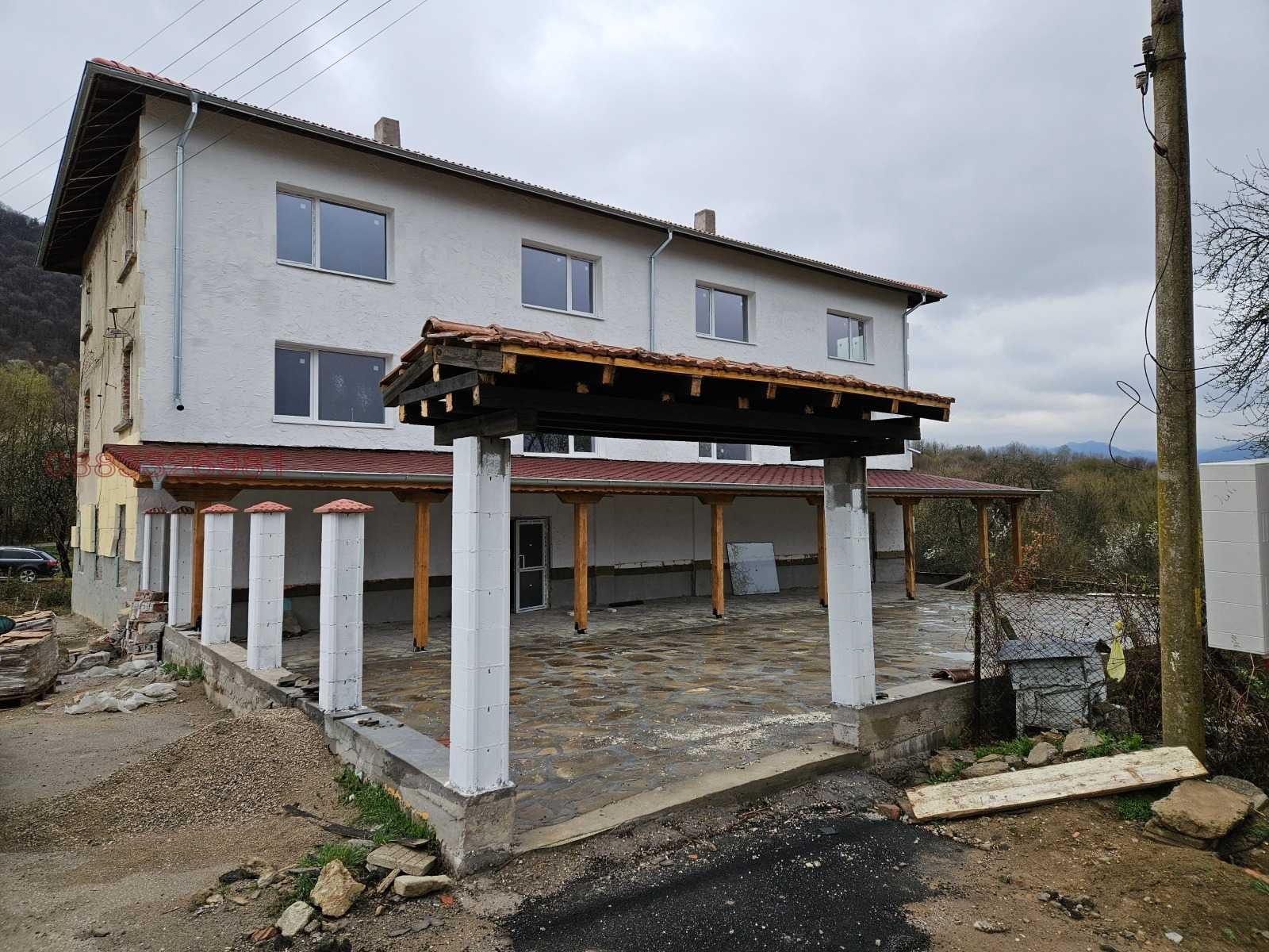 Къща в гр. Априлци, кв. Острец, РЗП 633 кв.м.