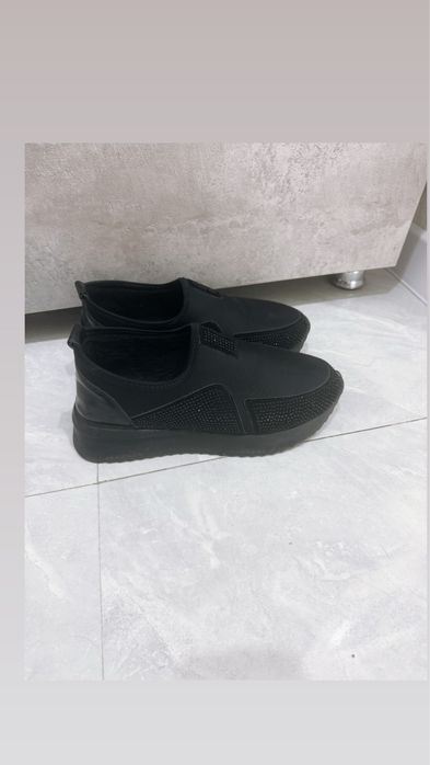 Женские кроссовки утепленные