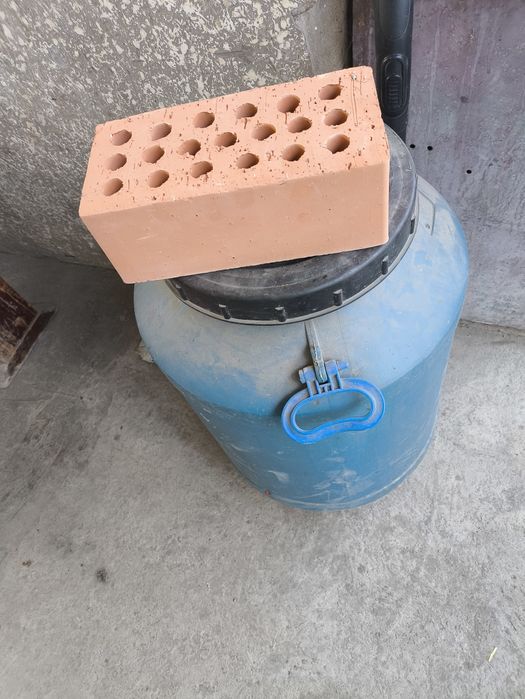 Gisht bor 3pochaka, pochkada 330 dona sifatli gisht , shorlamiydi