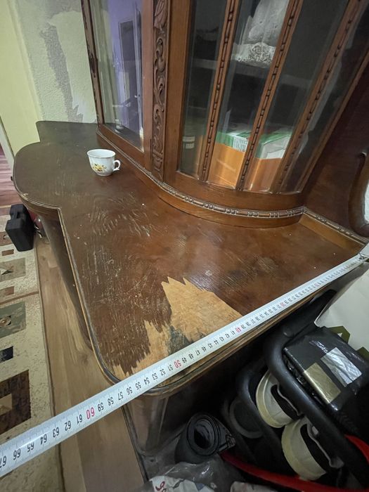 антикварна мебел бюфет с кристални стъкла в отлично състояние!