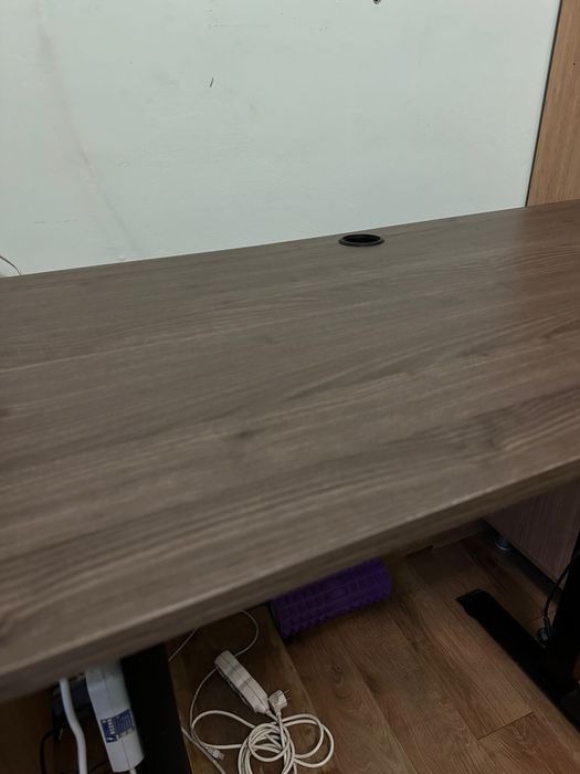 Vând birou, un mic defect(zgârietura din imagine)!