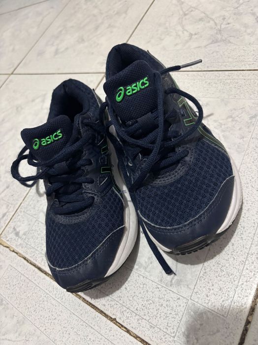 Vând adidași băieți!