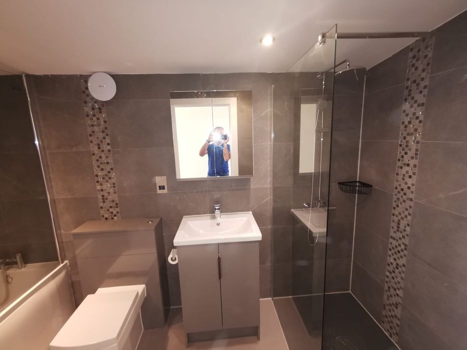 Placări precise și durabile cu: gresie, faianță, piatră naturală etc.