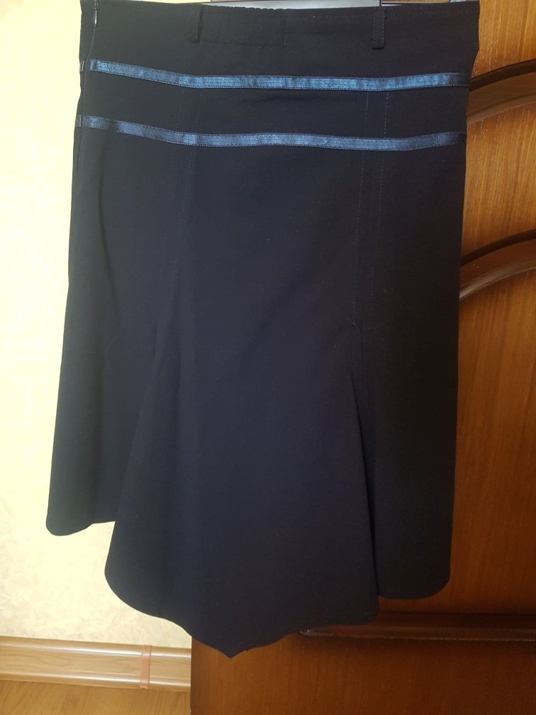 Продам школьную юбку модельную, длинам по переду 65 см, по бокам 54 см