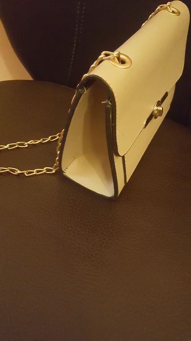 Нова бежова чантичка