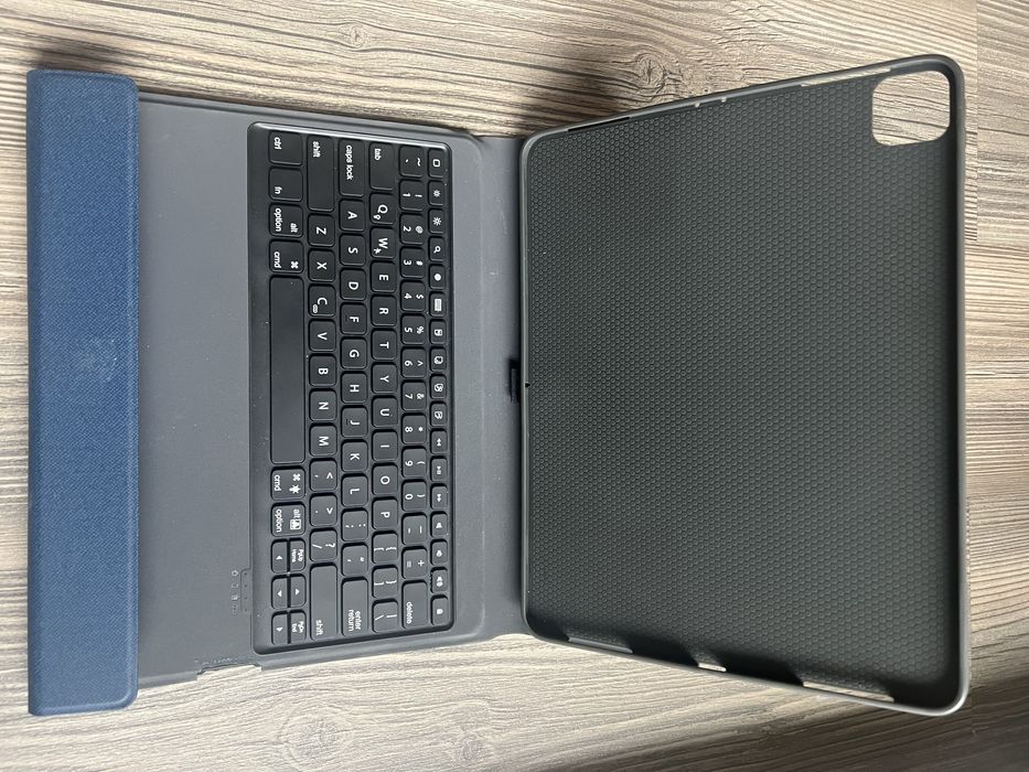 Кейс Ipad 13 pro max  с клавиатура и порт