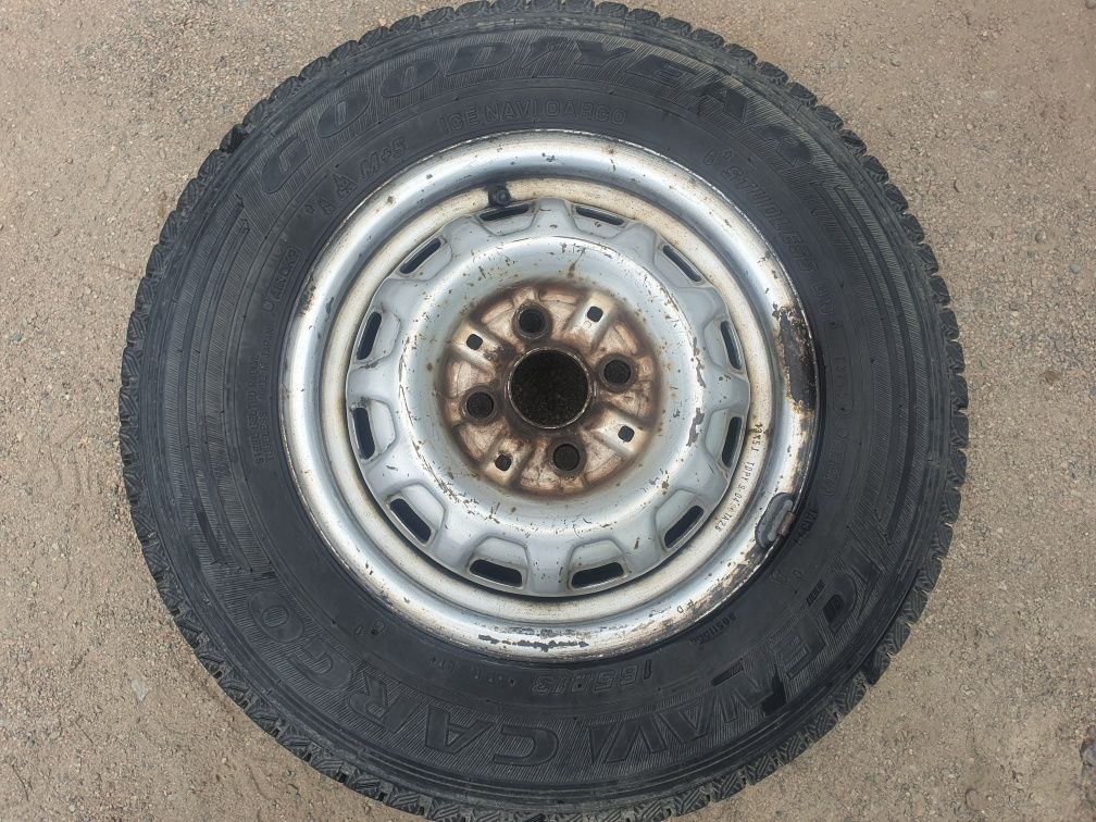 Продам резину зимнюю GOODYEAR 165R13 с дисками - 2шт