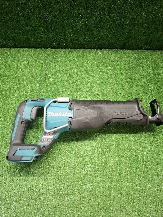 Нов безчетков саблен трион на Makita DJR187 със скорости