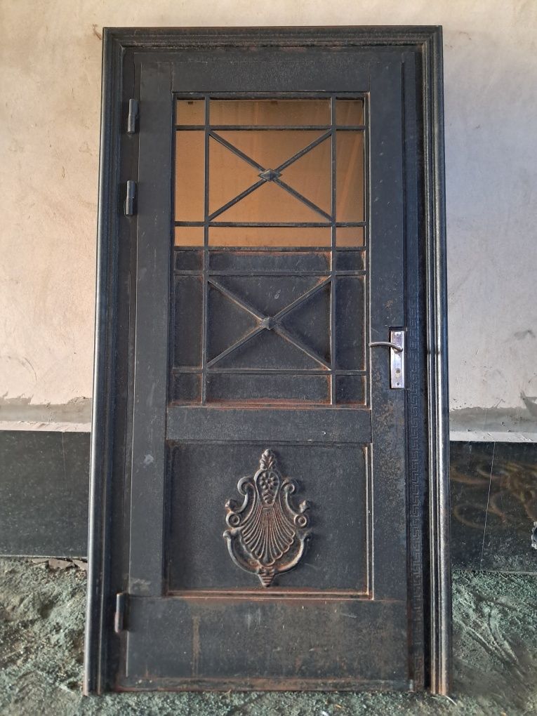 Temir eshiklar sotiladi