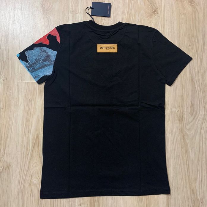 Нови мъжки тениски Lous Vuitton налични в черно в зелено