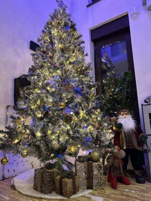 Brad artificial DeLux cu zapada/conuri 240 cm