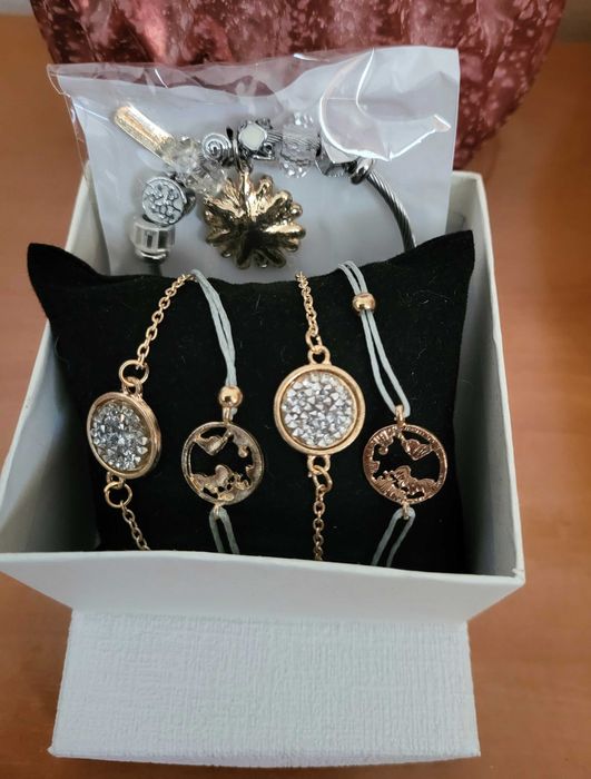 Лот дамски гривни