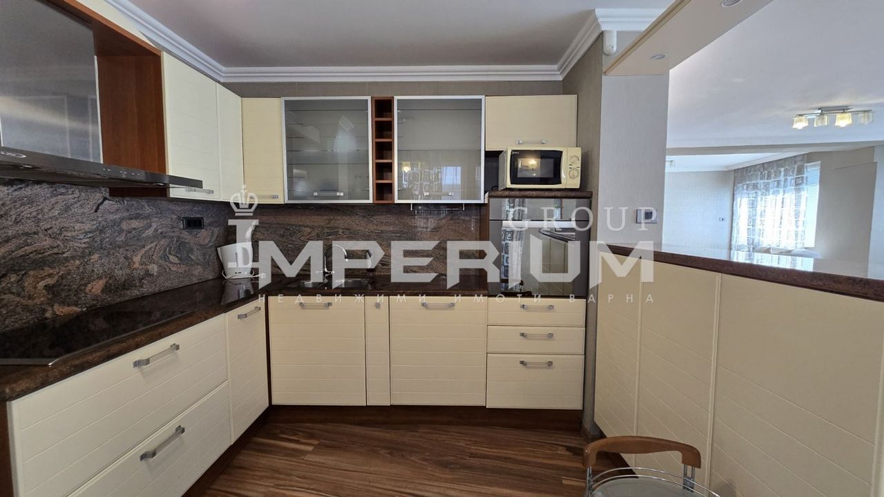 Дава се под наем Тристаен апартамент в Варна, Център - 120 кв.м за 816 € - Снимка #9