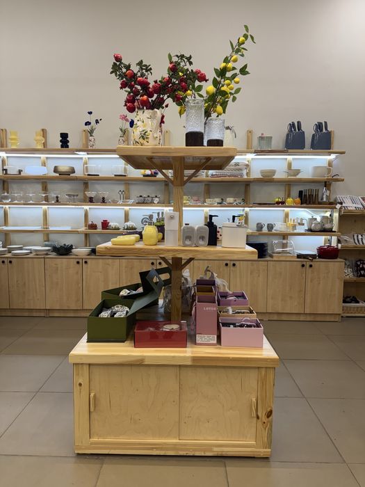 Деревянный стеллаж с рабочими нижними полками — отличное состояние