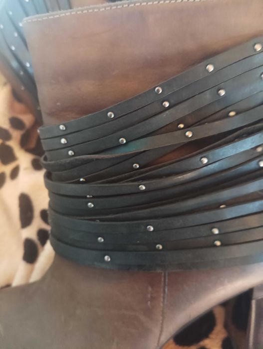 Продавам дамски боти набук