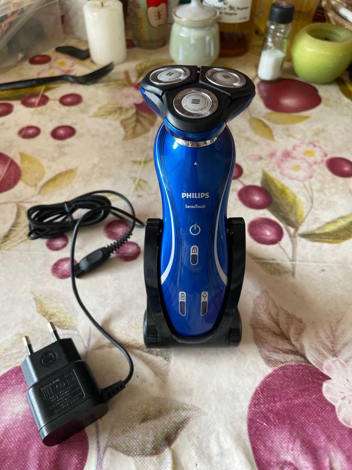 Самобръсначка Philips, нова, със зарядно устройство