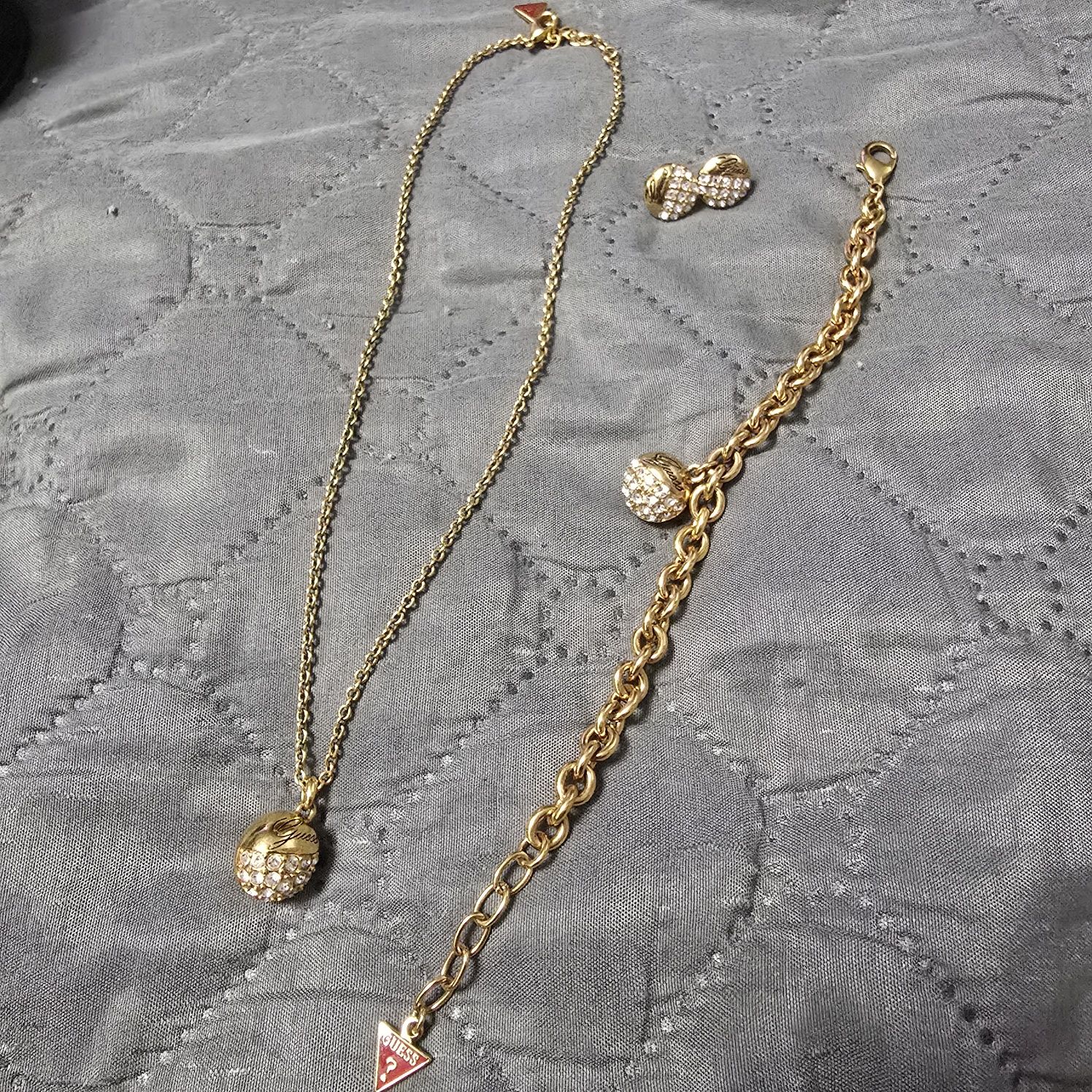 Ново нежно колие с обеци Guess
