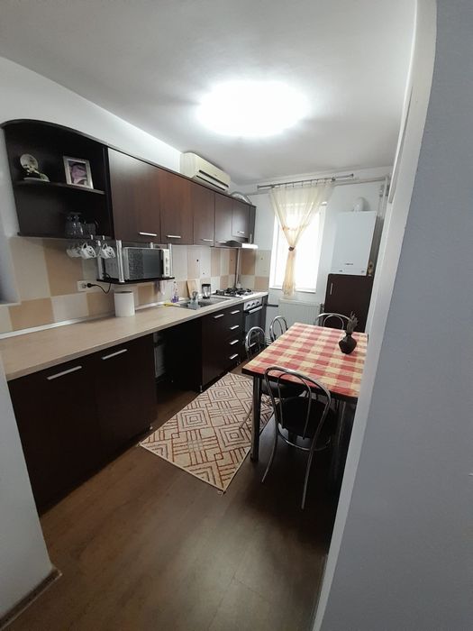 Închiriez apartament cu 4 camere