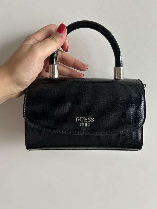 Малка черна дамска чанта Guess