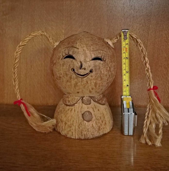 Pusculita din nuca de cocos - fetita vesela cu codite - deco interior