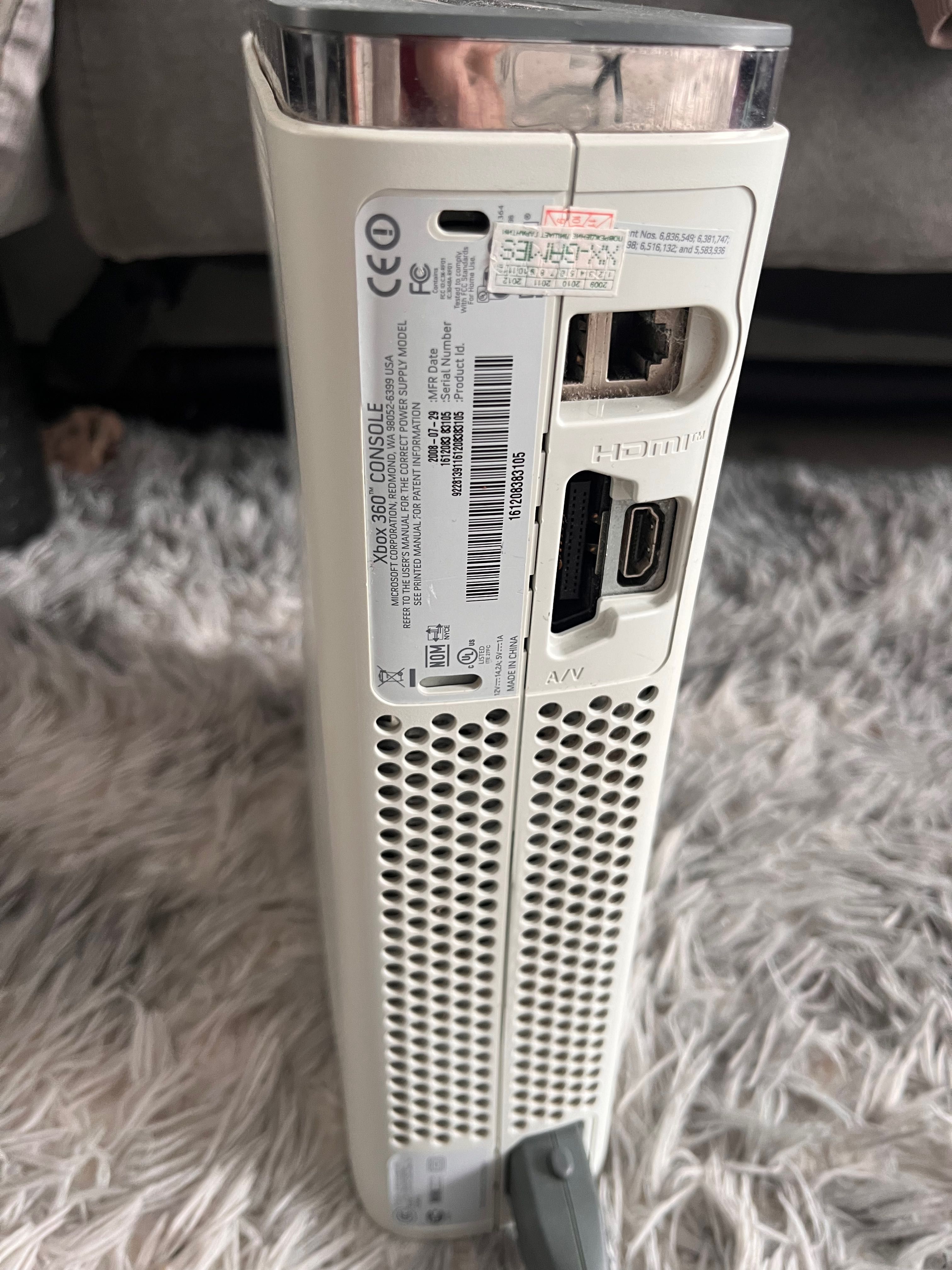 Конзола XBox 360 + оригинално зарядно + джойстик