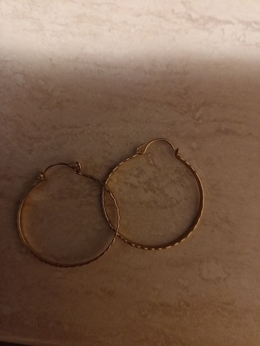 Продавам две златни обици